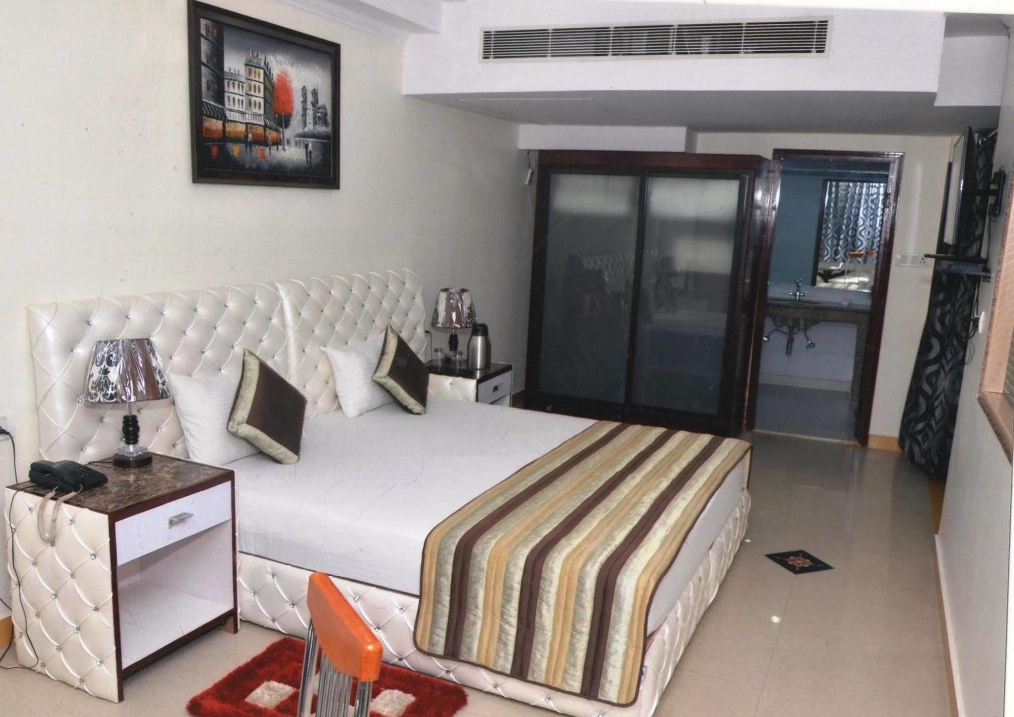 Delite Sarovar Portico Faridabad Εξωτερικό φωτογραφία